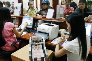 Sốt sắng yếu tố ngoại trong tái cấu trúc ngân hàng